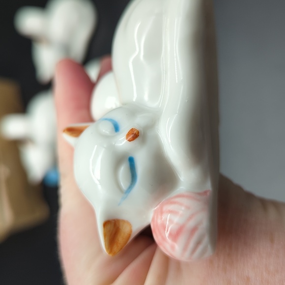 Set of four vintage ceramic sleeping cat napkin rings made in Taiwan - Picture 4 of 7